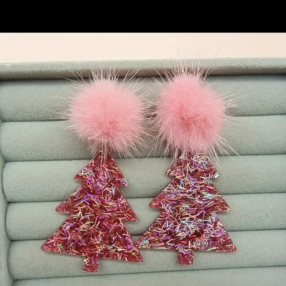** BRAND NEW PINK CHRISTMAS TREE EARRINGS ...TOO CUTE ❤️ - Picture 1 of 2